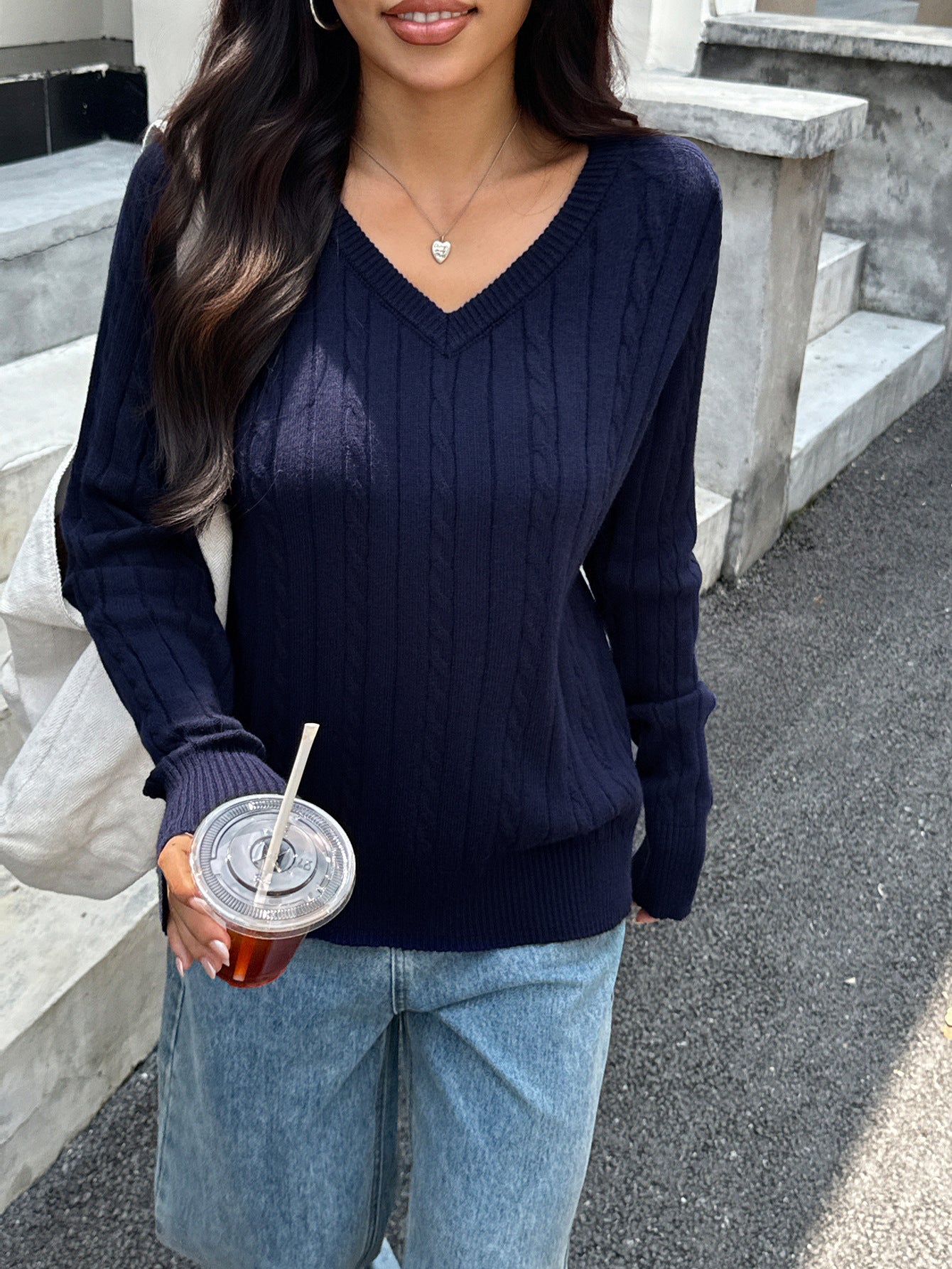 Damen Strickpullover mit V-Ausschnitt und feinem Zopfmuster WW