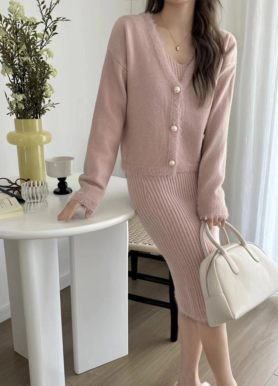 Damen Strickensemble mit V-Ausschnitt und dekorativen Perlenknöpfen WW