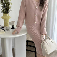 Damen Strickensemble mit V-Ausschnitt und dekorativen Perlenknöpfen WW