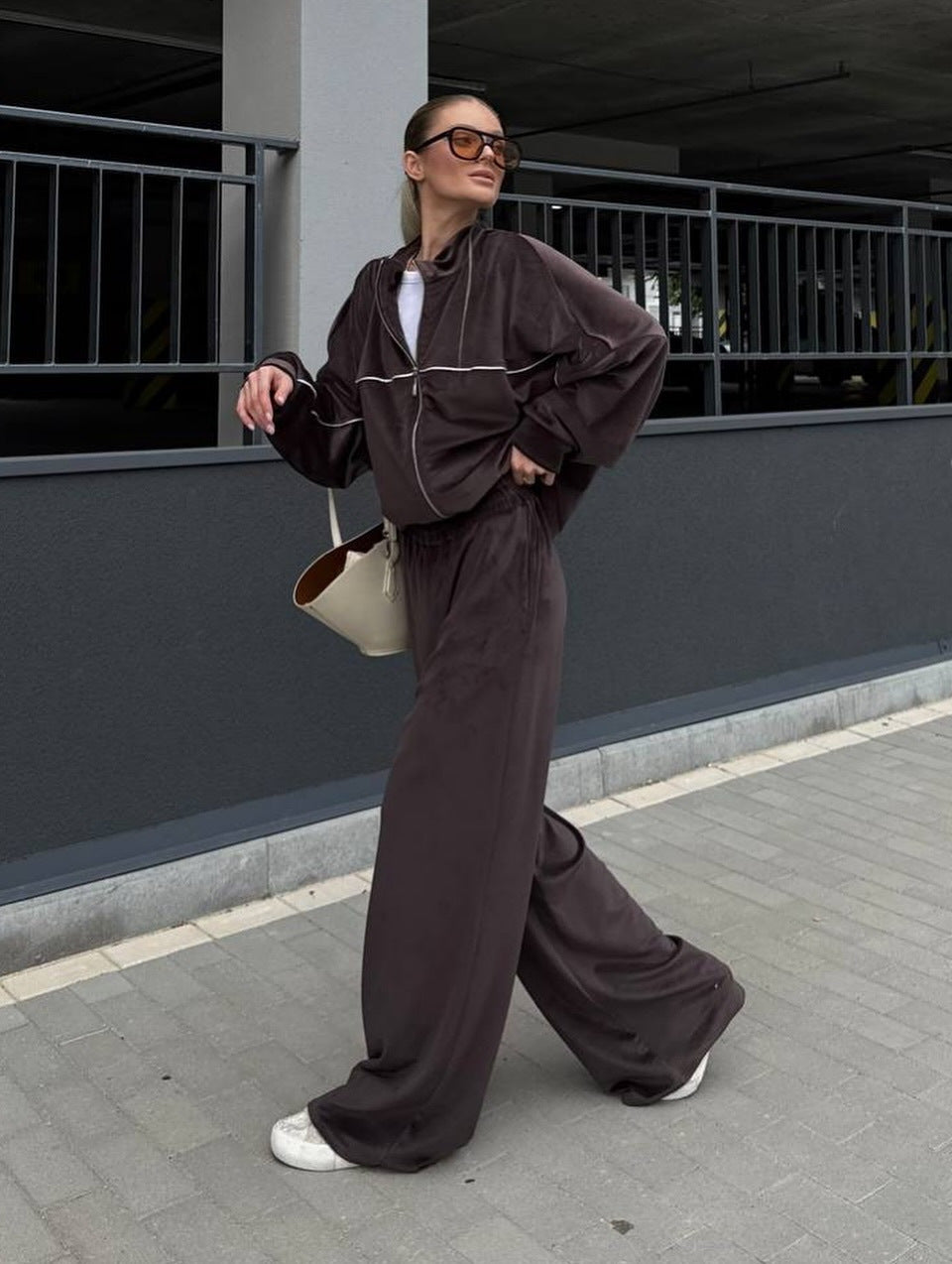 Damen sportlicher Velours-Loungewear-Anzug mit breiten Hosen WW