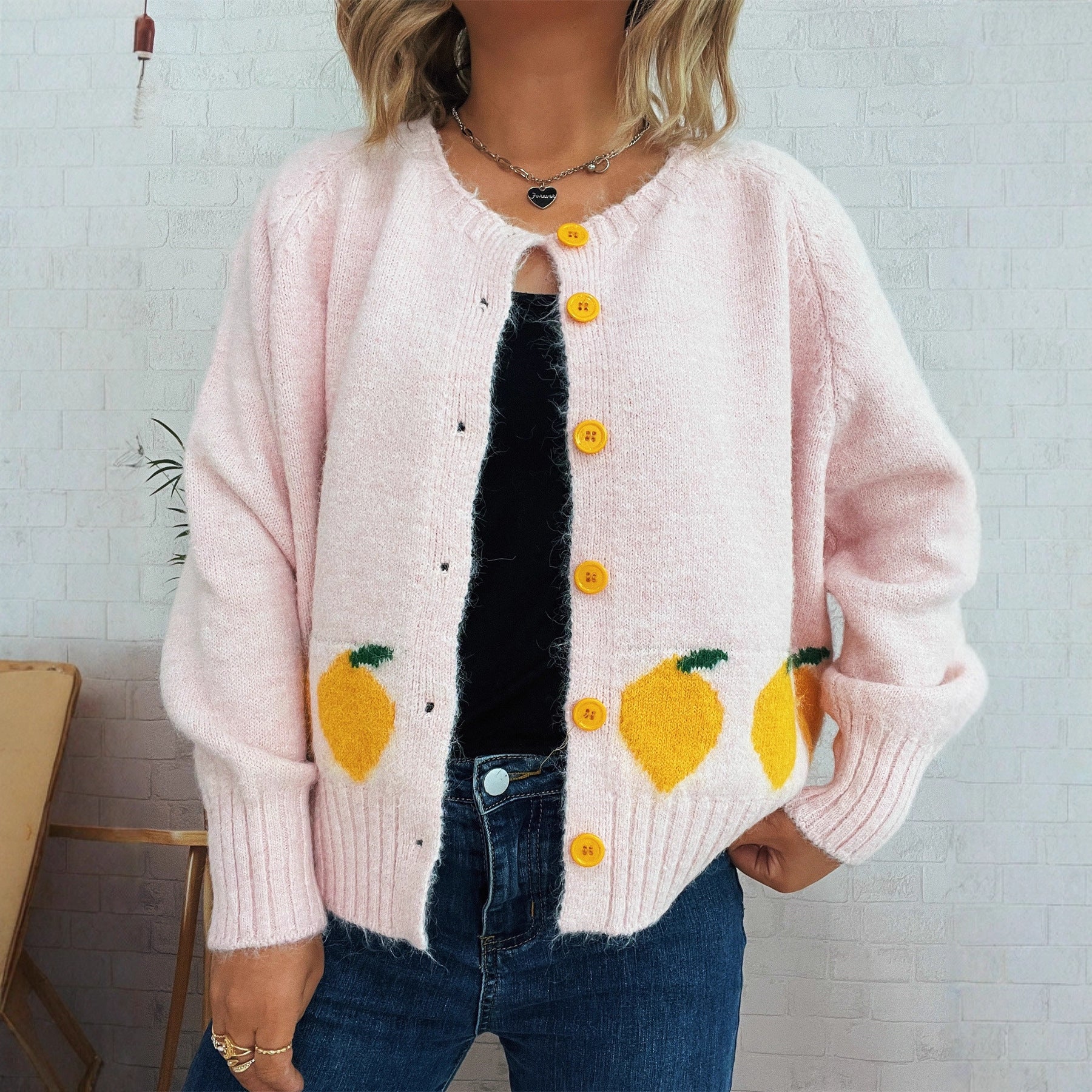 Damen Strickjacke mit fruchtigem Motiv und Knopfdetails WW
