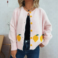 Damen Strickjacke mit fruchtigem Motiv und Knopfdetails WW