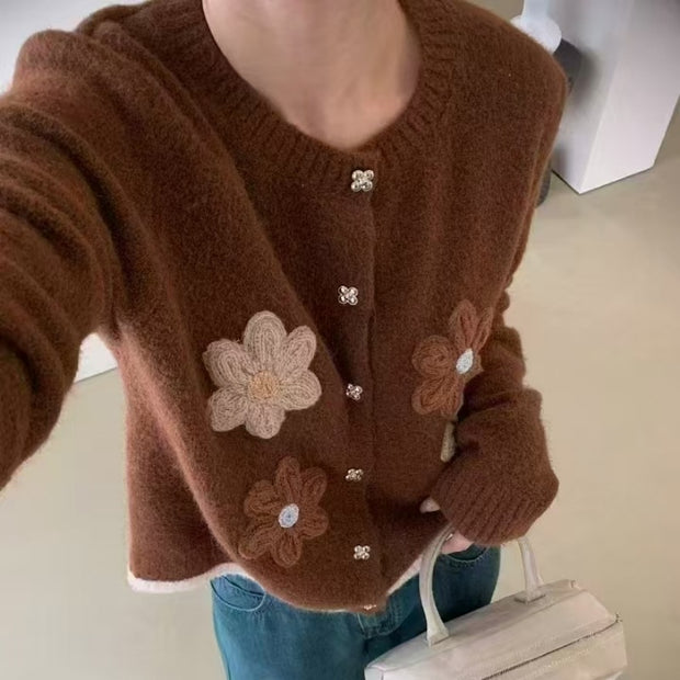Damen Strickjacke mit floralen Applikationen und Knopfdetails WW