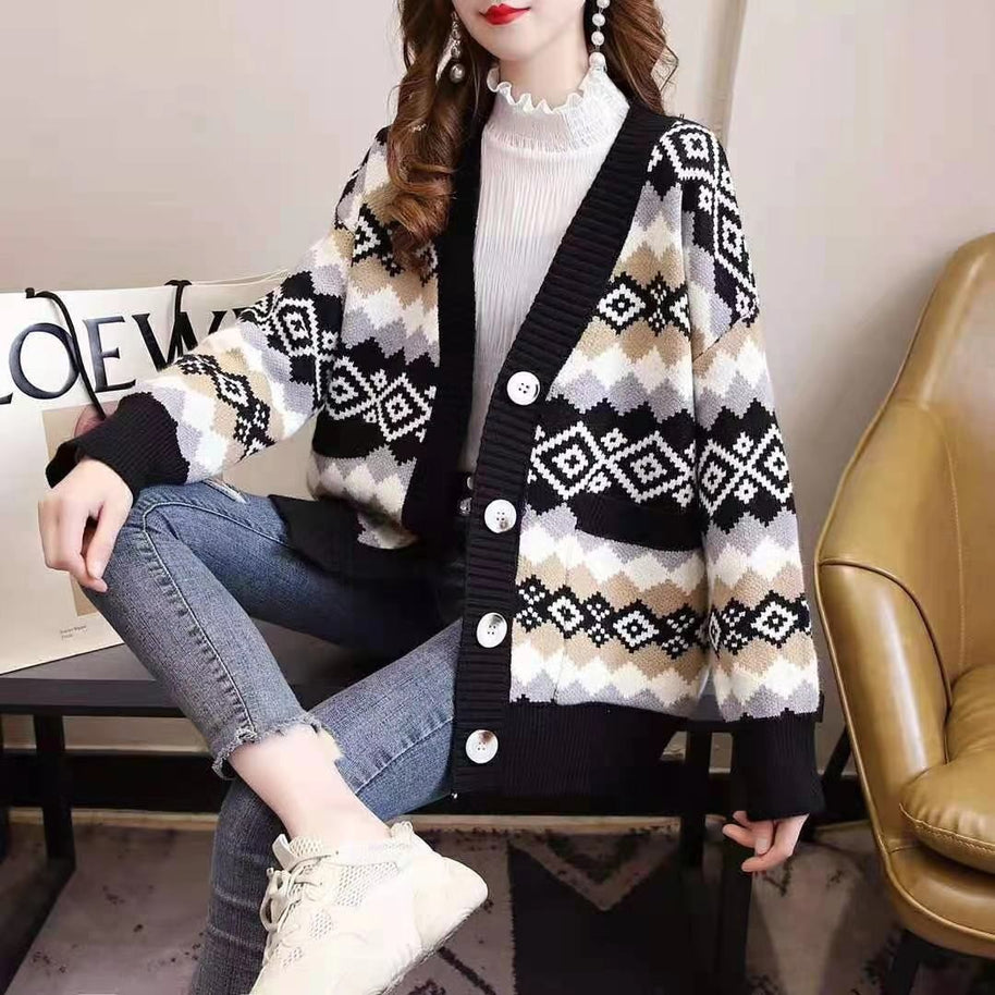 Damen Strickjacke mit stilvollem Rautenmuster und großen Knöpfen WW
