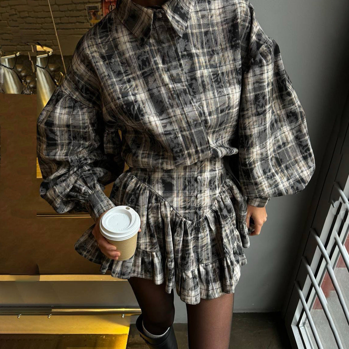 Damen Karottenkleid mit voluminösen Ärmeln und verspieltem Rüschensaum WW