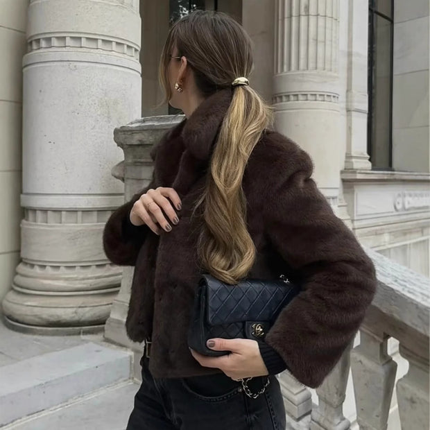Damen Kunstpelzjacke mit klassischem Kragen und eleganter Silhouette WW