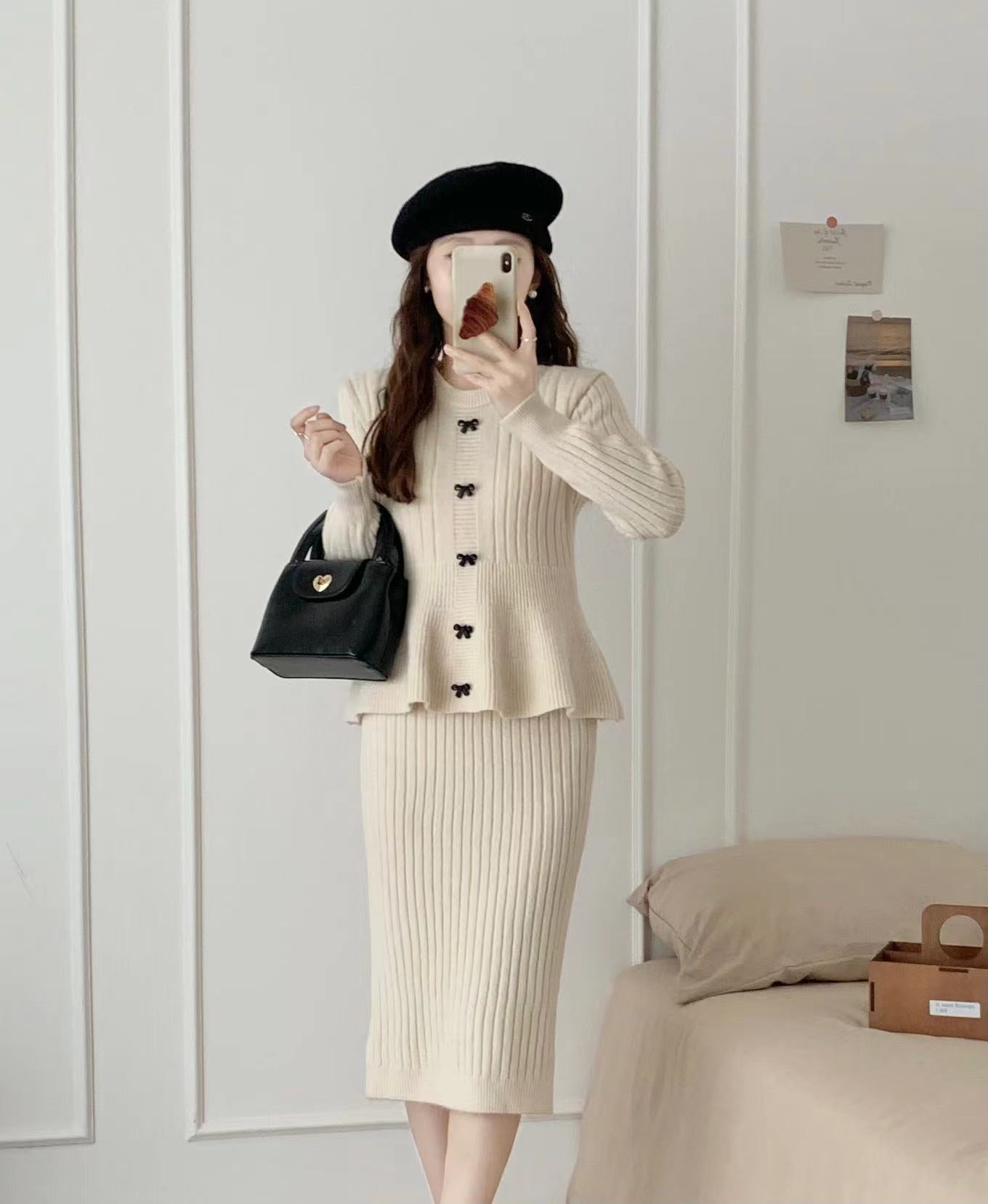 Damen Strickensemble mit elegantem Rock und feiner Knopfdetails WW