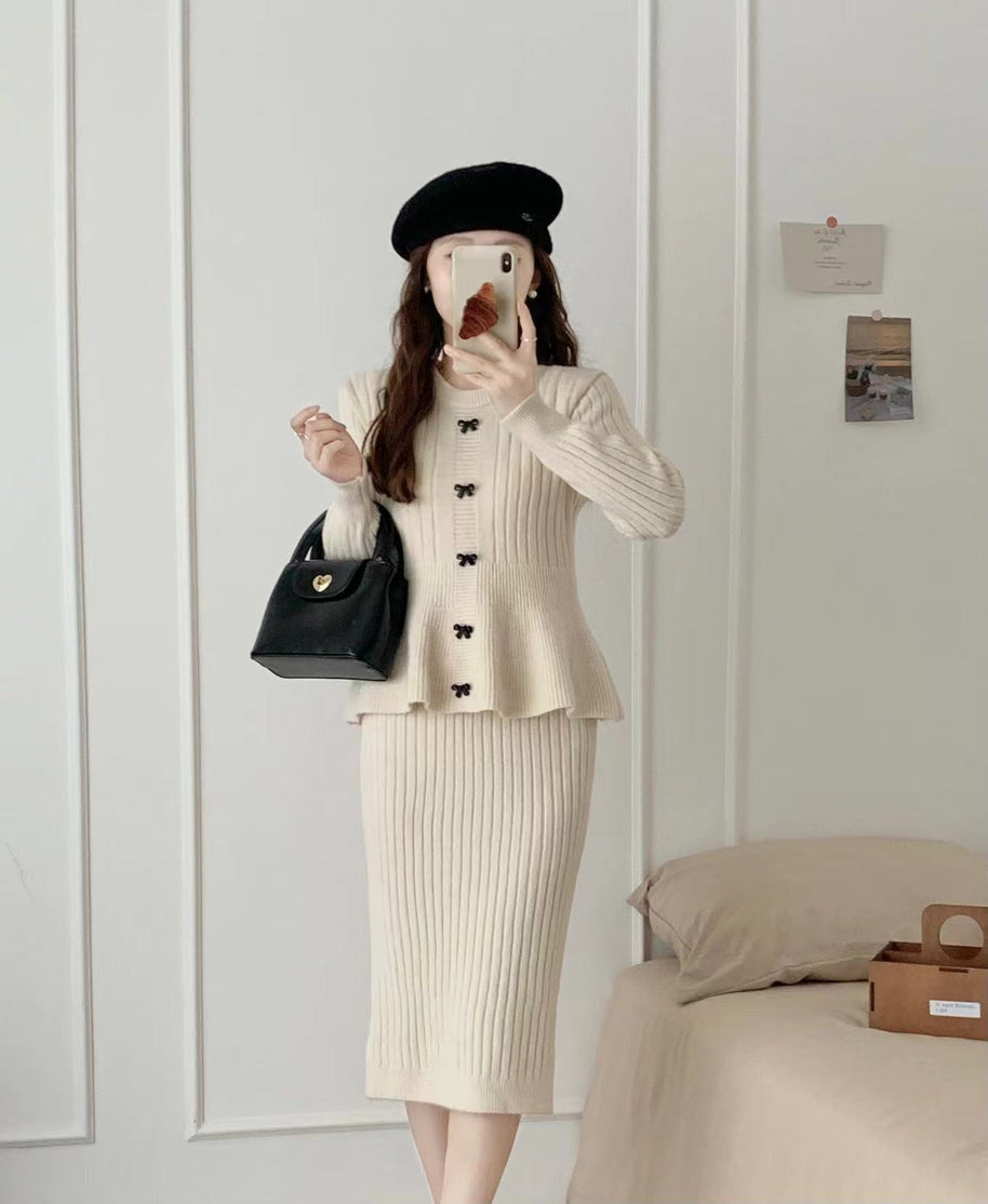 Damen Strickensemble mit elegantem Rock und feiner Knopfdetails WW