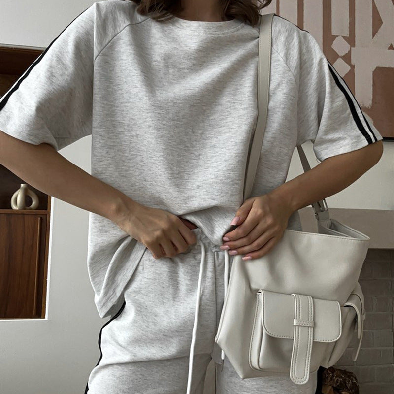 Damen sportliches Kurzarm-Set mit seitlichen Kontraststreifen und elastischer Taille WW