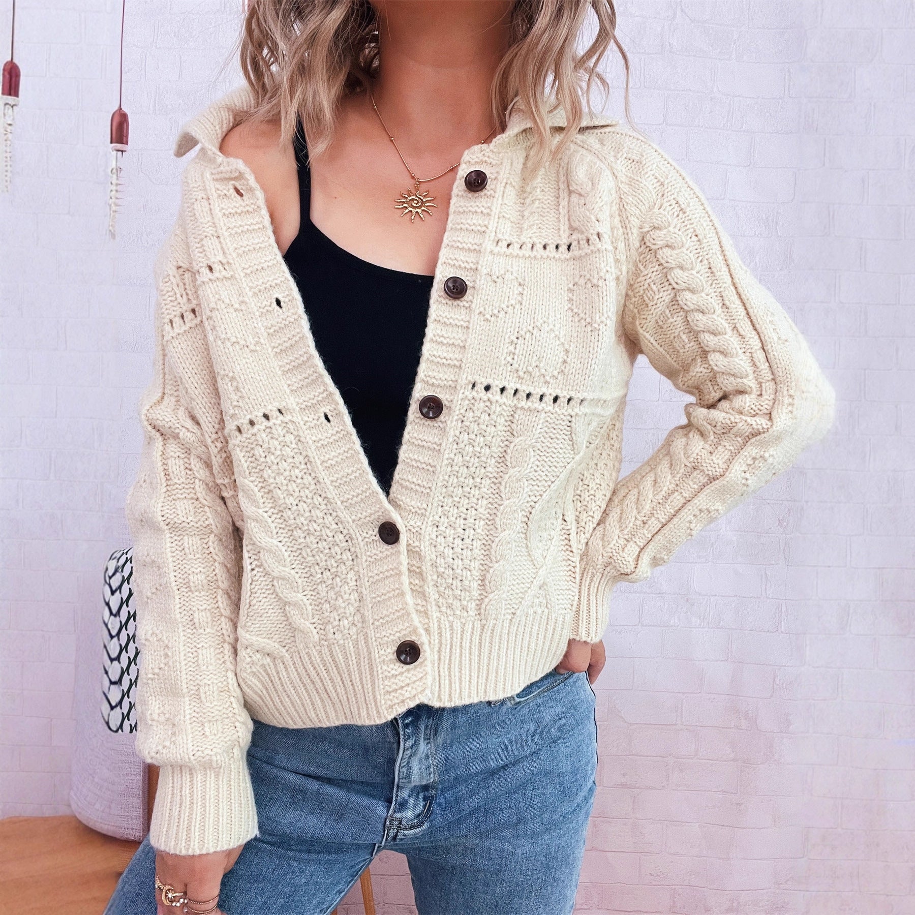 Damen Strickjacke mit strukturiertem Zopfdesign und eleganten Knopfdetails WW