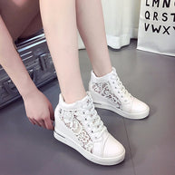 Damen Wedge-Sneaker mit modischem Spitzen-Detail und lässigem Metallic-Finish W&W