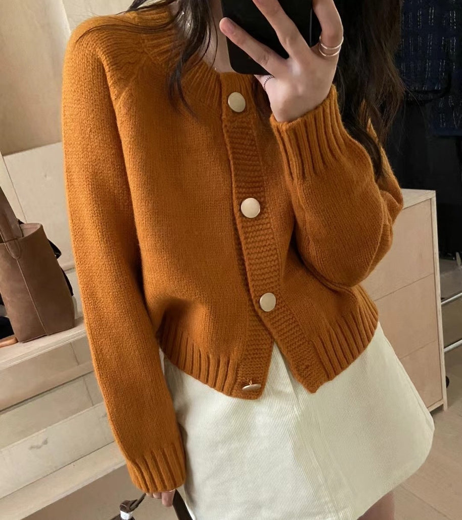 Damen Strickjacke mit Rundhalsausschnitt und dekorativen Knöpfen WW
