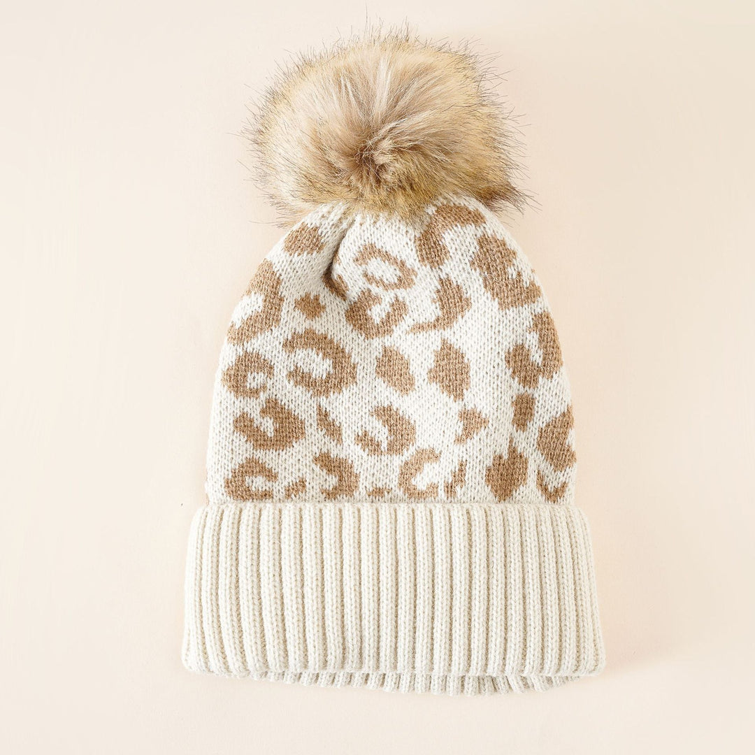 Damen Strickmütze mit elegantem Leopardenmuster und kuscheligem Kunstfellpompon W&W Mode