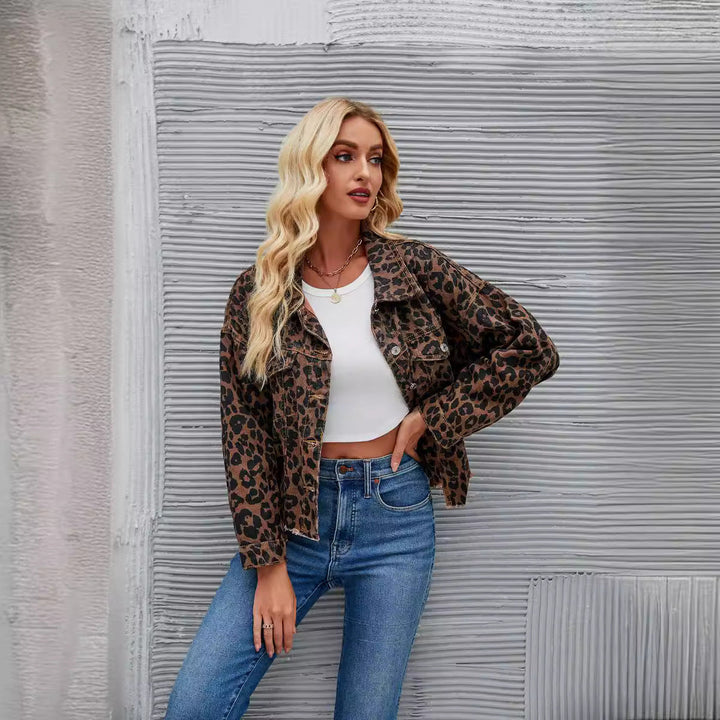 Damen Jeansjacke im angesagten Leo-Design mit cooler Schnittführung und lässigen Details W&W Mode