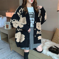 Damen Strickjacke mit verspieltem Bärenmuster und großen Knöpfen WW