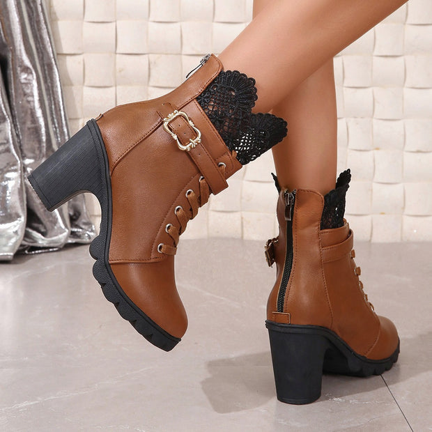 Damen Ankle Boots mit elegantem Spitzenbesatz und modischem Blockabsatz WW