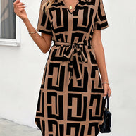 Damen Kleid mit modernem geometrischen Muster und taillierbarem Gürtel WW