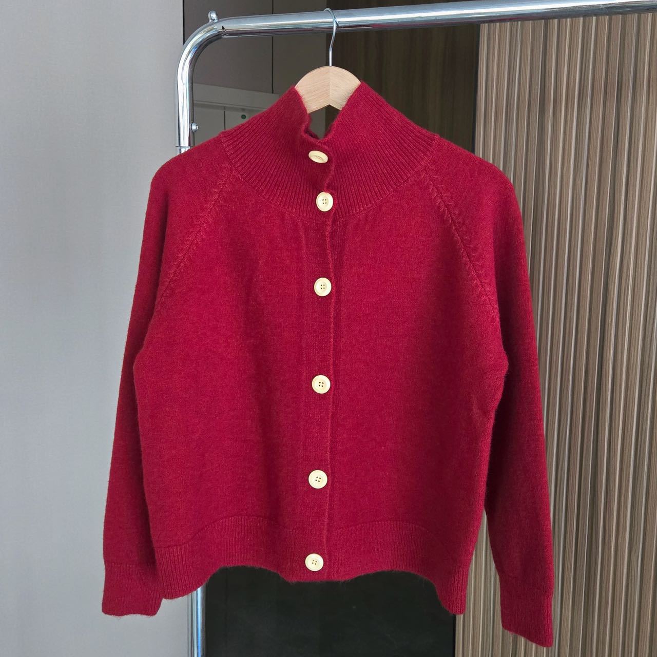 Damen Strickjacke mit hohem Kragen und großen Knöpfen WW