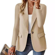 Damen modernes Blazer-Outfit mit elegantem Schnitt und klassischen Details WW