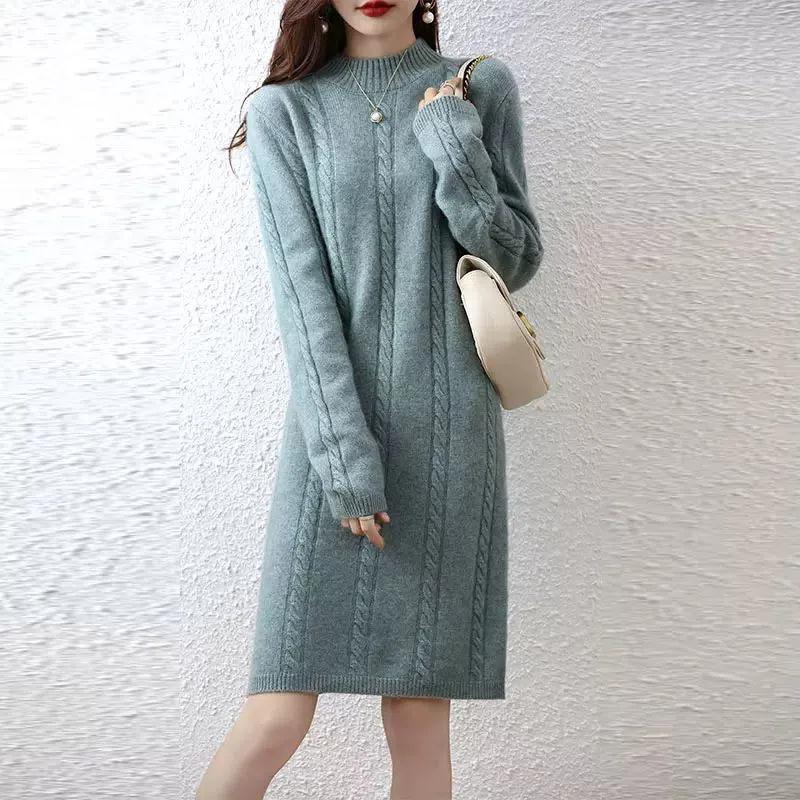 Damen Strickkleid mit elegantem Zopfdesign und hohem Kragen WW