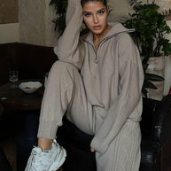 Damen Strickanzug mit hohem Kragen und trendigen Mustern WW