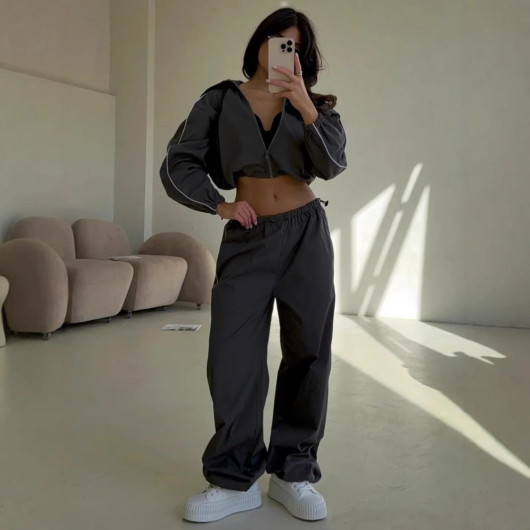 Damen sportliches Set mit funktionalem Kapuzenoberteil und lockerer Hose WW
