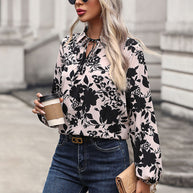 Damen Bluse mit eleganten Rüschendetails und verspieltem Blumenmuster WW