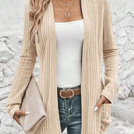 Damen Feinstrickjacke mit tiefem V-Ausschnitt und praktischen Taschen WW