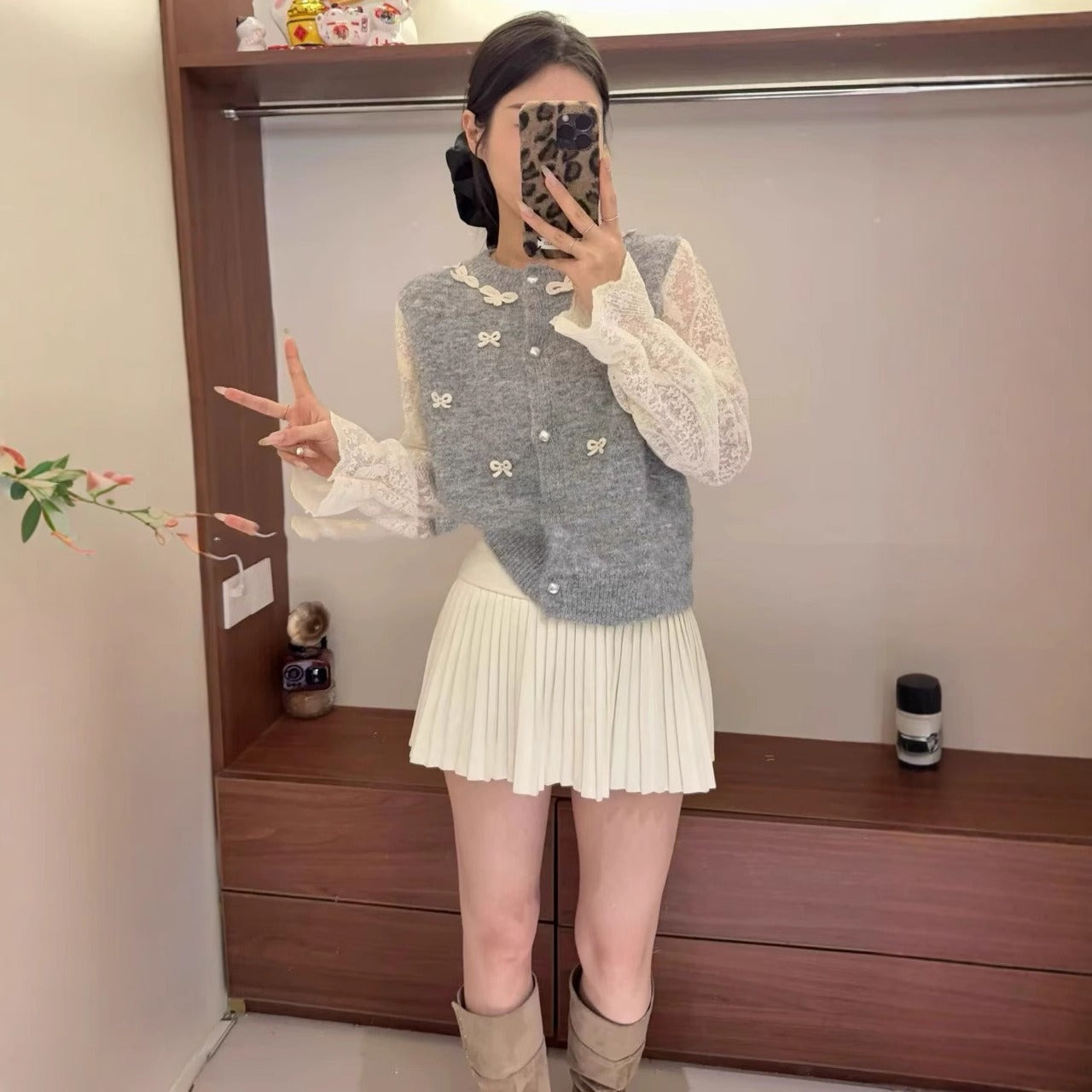 Damen Strickjacke mit eleganten Spitzen- und Schleifendetails WW