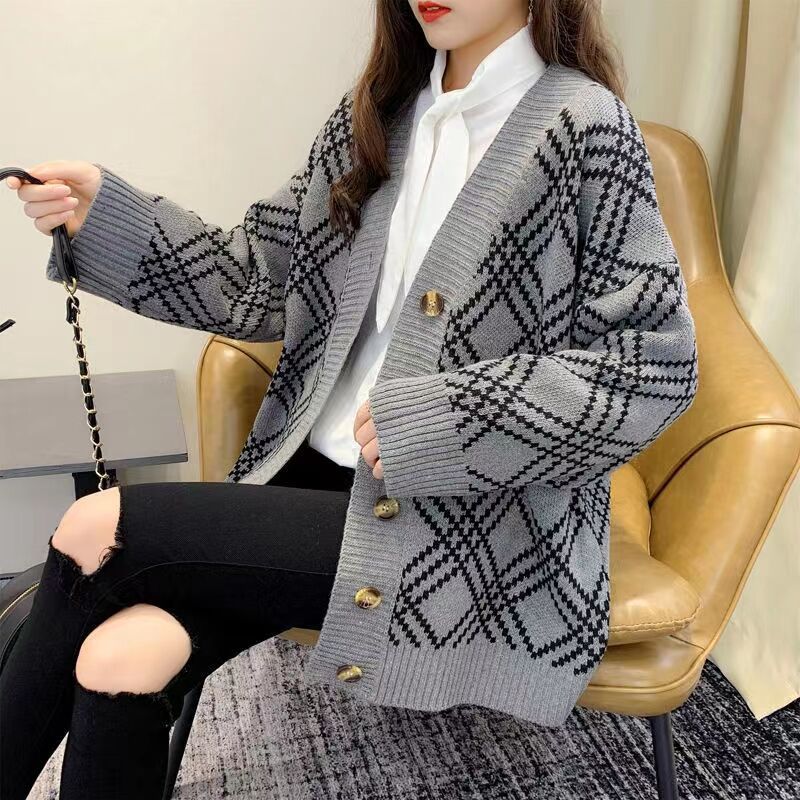 Damen bequeme Strickjacke mit klassischem Karomuster und Holzknöpfen WW
