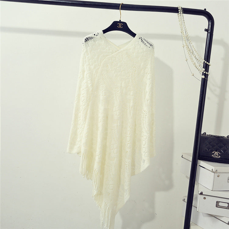 Damen Strickponcho mit auffälligem Häkelmuster und modischen Fransen WW