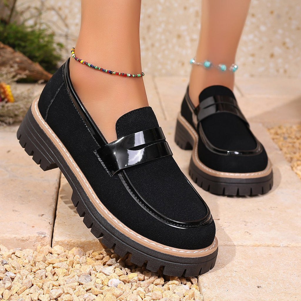 Damen Slipper mit modischem Lackakzent und rutschfester Profilsohle WW