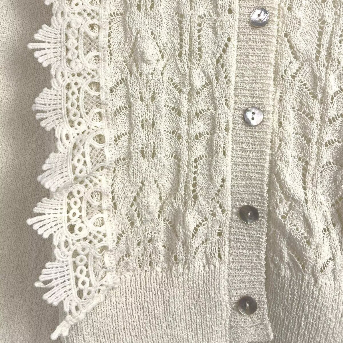 Damen Strickjacke mit aufwendiger Häkelspitze und eleganten Rüschendetails WW