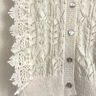 Damen Strickjacke mit aufwendiger Häkelspitze und eleganten Rüschendetails WW