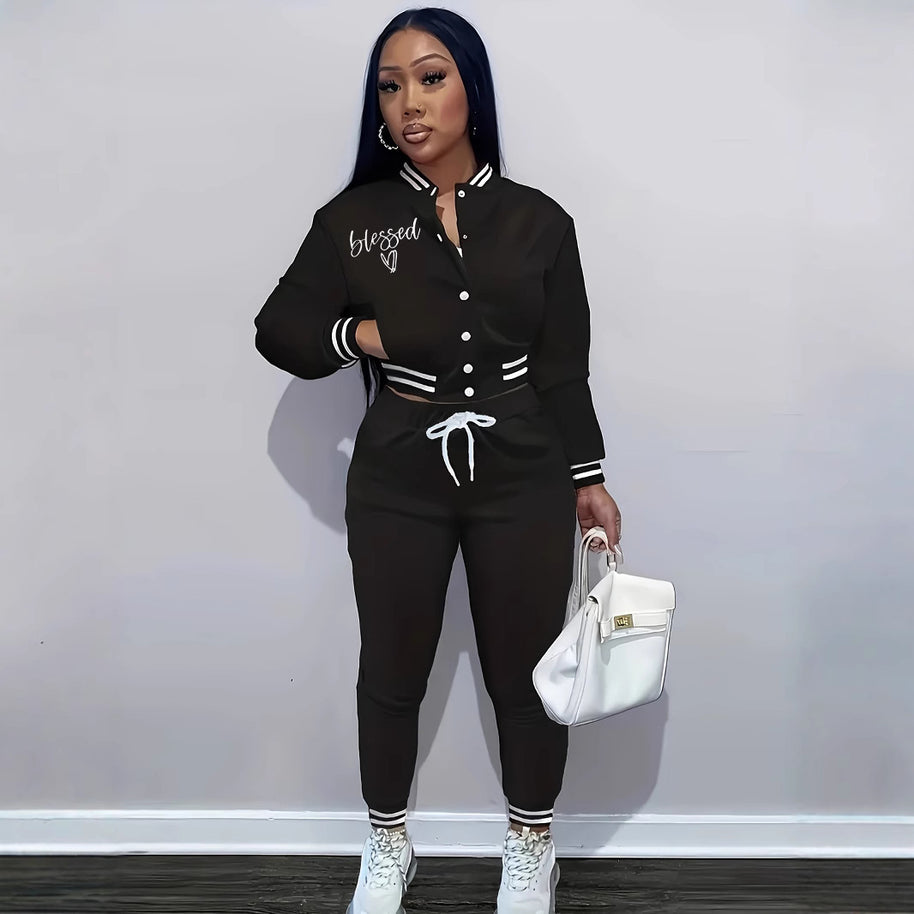 Damen Sportanzug mit modischem Schnitt und praktischen Taschen WW