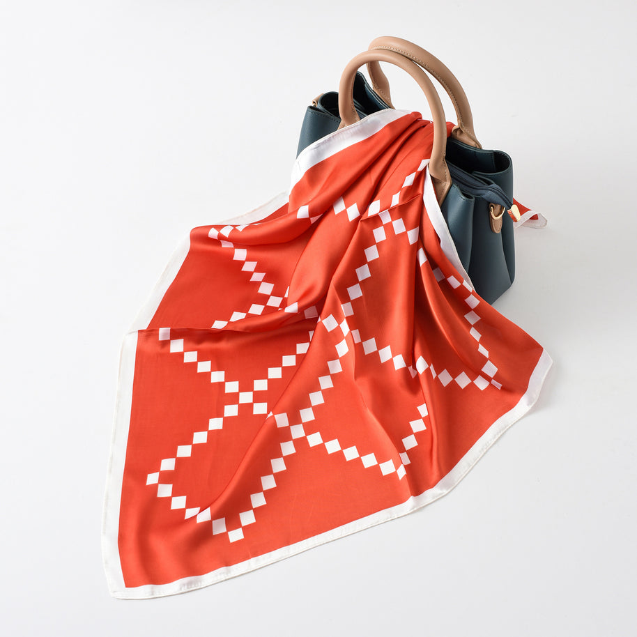 Damen Seidenschal mit modernem grafischen Design und luxuriösem Glanz WW