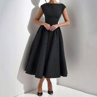 Damen Abendkleid mit elegantem Schnitt und schwingendem Rock WW