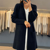 Damen Strickjacke im Oversized-Schnitt mit tiefem V-Ausschnitt und praktischen Taschen WW