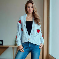 Damen Strickjacke mit verspieltem Erdbeermotiv und Knopfdetails WW