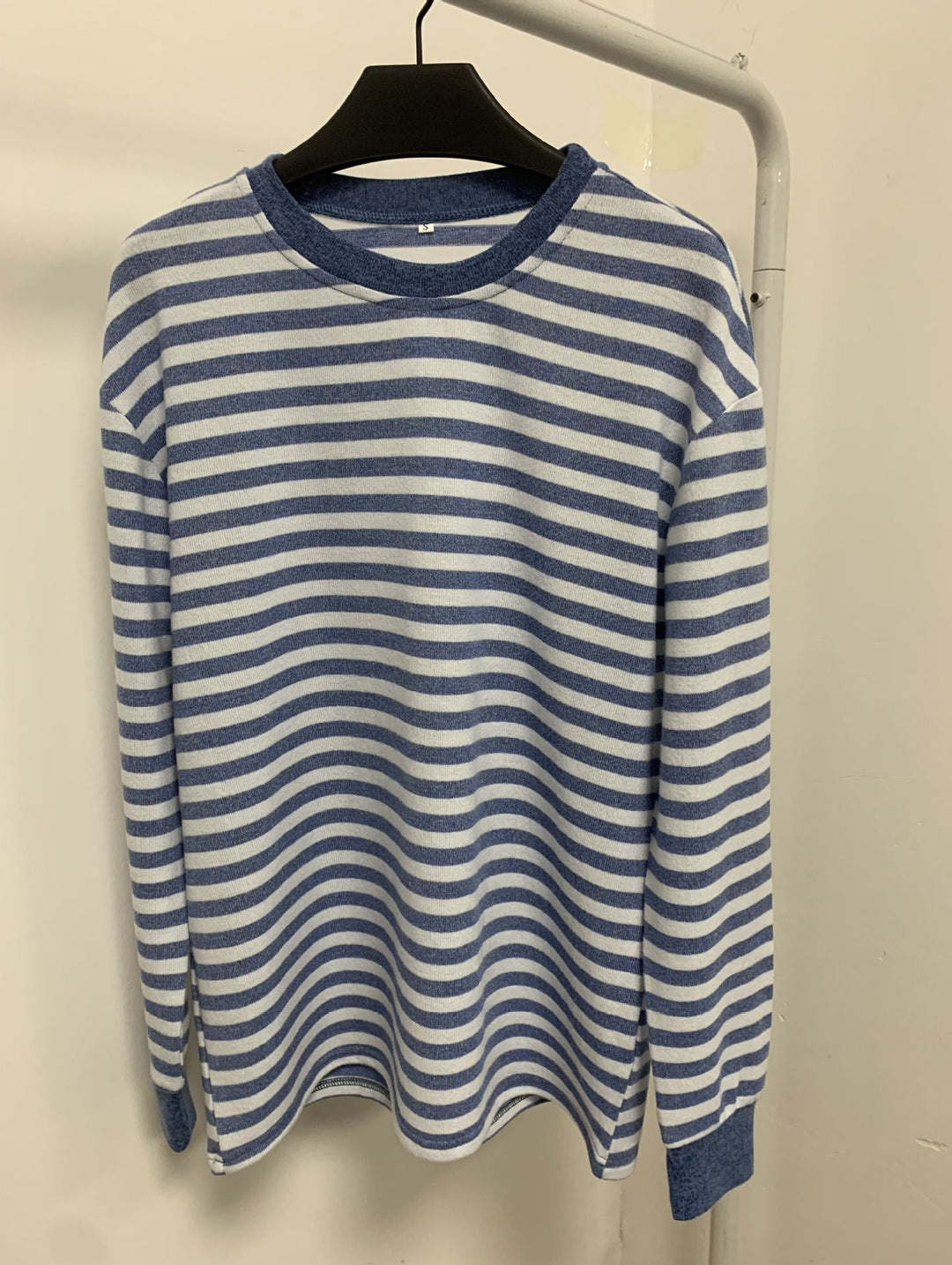 Damen bequemes Langarmshirt mit gestreiftem Design und Rundhalsausschnitt W&W Mode