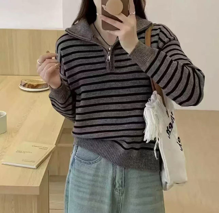Damen Strickpullover mit kurzem Reißverschluss und modischem Streifenmuster WW