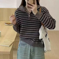 Damen Strickpullover mit kurzem Reißverschluss und modischem Streifenmuster WW