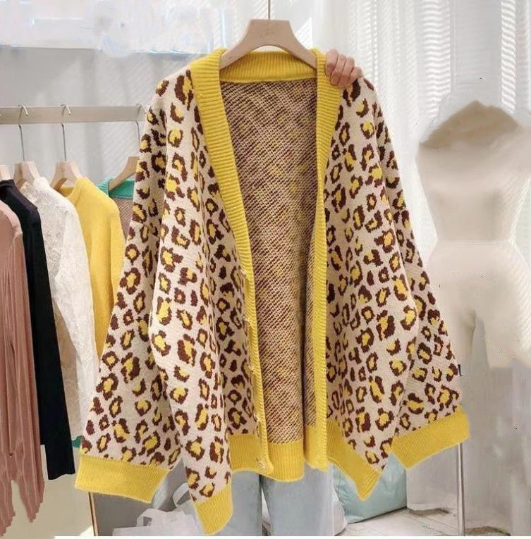 Damen modischer Cardigan mit großem Leopardenmuster und farblich abgesetztem Bündchen W&W Mode