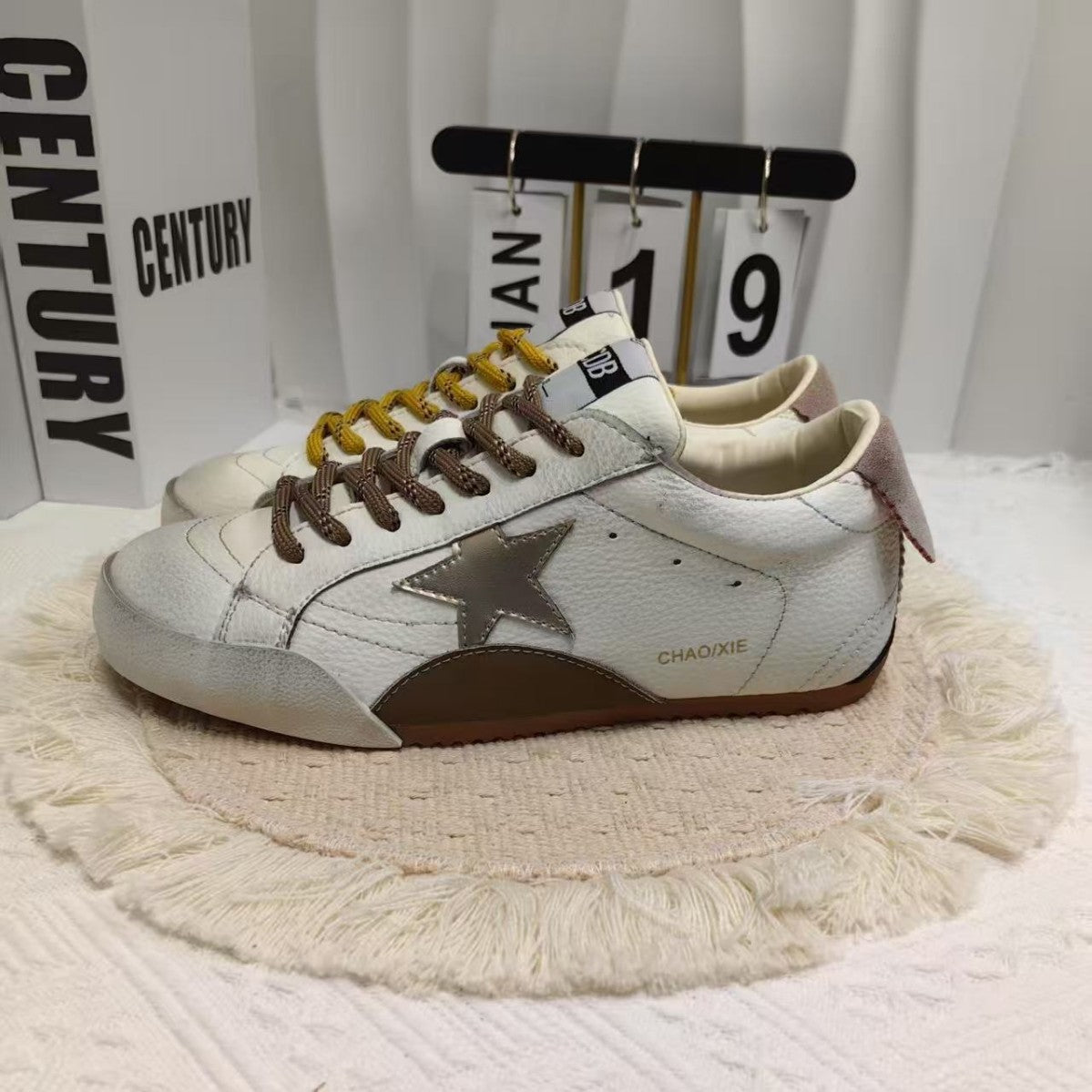 Damen Sneakers mit weichem Wildleder und modischen Details WW