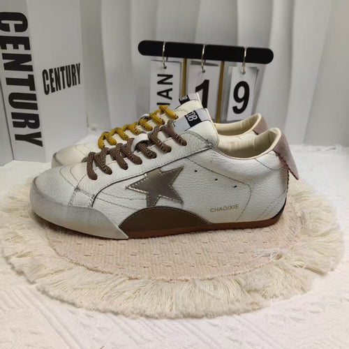 Damen Sneakers mit weichem Wildleder und modischen Details WW