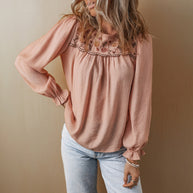 Damen Bluse mit kunstvoller Stickerei und lässigem Schnitt WW