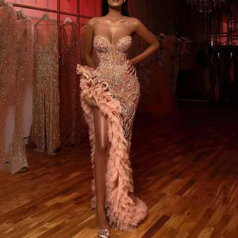 Damen Abendkleid mit einem opulenten Paillettenüberzug und dramatischem Rüschendesign WW