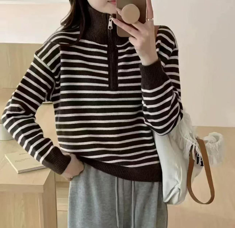 Damen Strickpullover mit kurzem Reißverschluss und modischem Streifenmuster WW