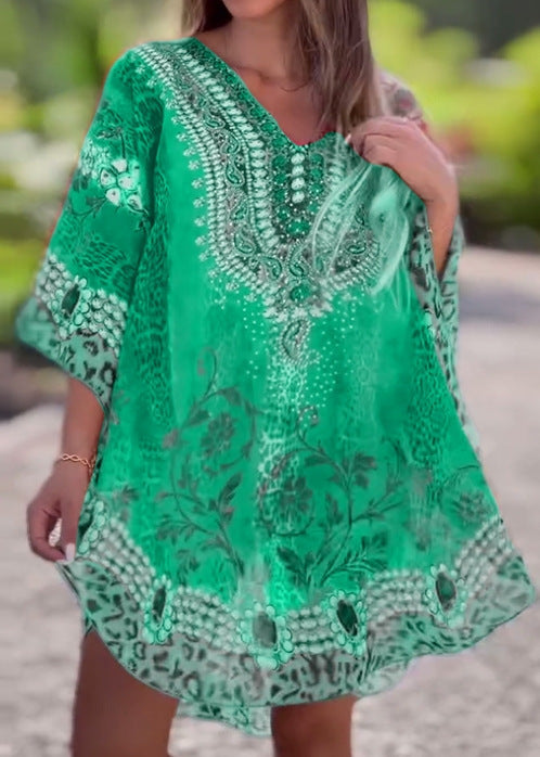 Damen Strandkleid im farbenfrohen Boho-Stil mit verspieltem Design und tiefem V-Ausschnitt WW