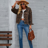 Damen Jeansjacke im angesagten Leo-Design mit cooler Schnittführung und lässigen Details WW